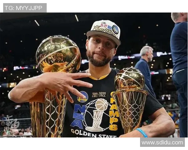 勇士队摘得总冠军，库里荣膺FMVP奖项：荣耀时刻，传奇再续
